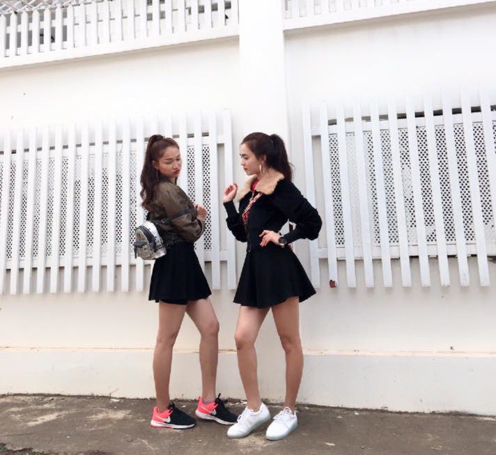 Loạt ảnh đời thường hút mắt của nhóm thiếu nữ Ê Đê bê tráp đang cực hot